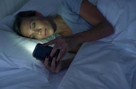 هل يساعد الوضع الليلي في الهواتف على النوم حقا؟