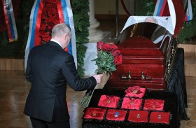 بوتين يشارك في جنازة فلاديمير جيرينوفسكي 