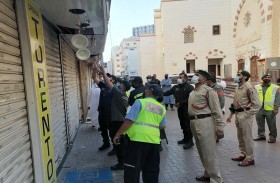 شرطة دبي والدفاع المدني تنقذان شاباً سقط داخل لوحة إعلانية لمحل تجاري بمنطقة نايف
