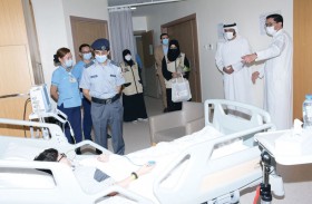 جمعية الإمارات للسرطان وميديكلينيك يقدمان الورود والهدايا إلى المرضى في يوم السعادة العالمي