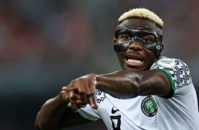 أوسيمين يرتدي القناع.. بائع الصحف الذي أصبح هدافاً قاتلاً