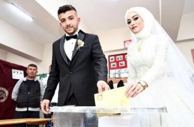 عروسان وقطة وخروف.. لقطات طريفة من الانتخابات التركية