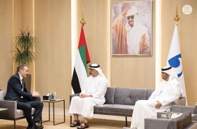خالد بن محمد بن زايد يلتقي الرئيس والمدير التنفيذي لشركة النفط اليابانية إنبكس والرئيس التنفيذي لشركة النفط البريطانية «بي بي»