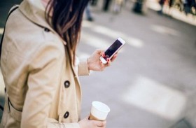 مدينة تسعى لمنع استخدام الهواتف خلال المشي