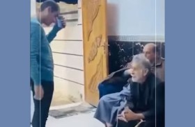 ابن يودع والده في دار المسنين بكلمات باردة