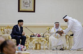 حاكم الشارقة يوقع أول نسخة من المرحلة الأولى للموسوعة العربية الشاملة للعلوم والأدب والفنون والأعلام