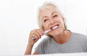 تنظيف الأسنان بانتظام يقلل من خطر الإصابة بالخرف