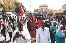 إطلاق غاز لتفريق محتجين قرب القصر الرئاسي في الخرطوم