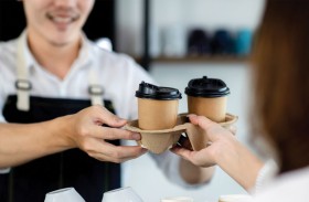 القهوة الجاهزة قد تحمل آلاف الجزيئات البلاستيكية الدقيقة