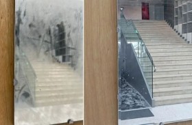 ظنها مرآة متّسخة.. يمسح عملاً فنياً بمتحف 