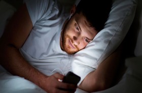 دراسة جدلية تشكك في أضرار تصفح الهاتف قبل النوم!