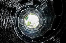 امرأة سقطت في بئر بعمق 70 متراً 