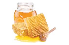 طبيب يصف العسل والفواكه بالحلويات الأكثر فائدة