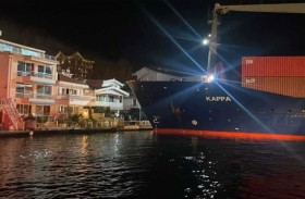 سفينة عملاقة تجنح نحو منزل 