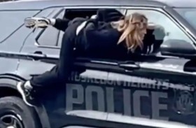 بأيدٍ مكبلة.. هروب سينمائي لامرأة من سيارة شرطة