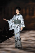 عارضة أزياء تعرض ابتكارًا للمصمم جوتارو سايتو لمجموعة خريف - شتاء 2021 في أسبوع الموضة في طوكيو. ا ف ب