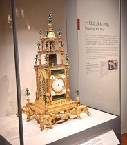 ساعة نحاسية مطلية بالذهب من القرن الثامن عشر في بريطانيا معروضة خلال معاينة إعلامية لمتحف قصر هونغ كونغ في الصين. ا ف ب