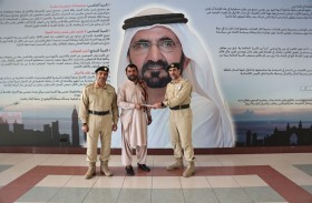 عبد الله المري يكرم باكستانياً بادر بتنظيم حركة السير في أحد التقاطعات 