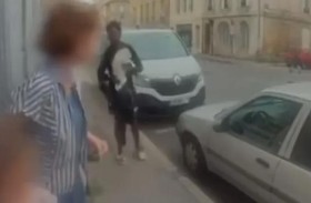 متشرد يحاول اختطاف طفلة ويعتدي على جدتها