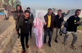 عروسان من غزة يحتفيان بزفافهما رغم القصف والحصار
