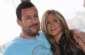 لماذا يرسل آدم ساندلر الزهور لجينيفر أنيستون كل عام؟