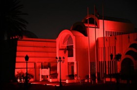 متحف الشارقة العلمي يكتسي باللون الأحمر احتفاء بمسبار الأمل