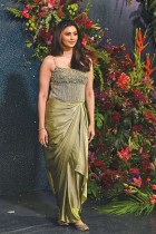 ممثلة بوليوود ديزي شاه تقف لالتقاط صورة خلال حفل زفاف الممثلين رانديب هودا ولين لايشرام في مومباي. ا ف ب
