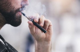 السجائر الإلكترونية تضاعف خطر النوبة القلبية لدى المدخنين سابقاً