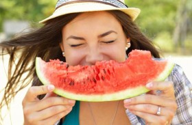 أطعمة تخفض حرارة الجسم في فصل الصيف