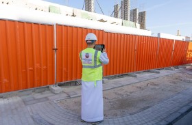 بلدية مدينة أبوظبي تدعو المسؤولين عن المواقع الإنشائية للالتزام بالمواصفات الهندسية والجمالية للأسوار المؤقتة 