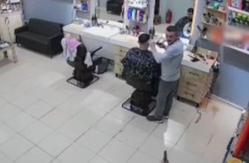 حلاق يحتمي بزبونه من وابل رصاص 