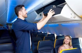 الخزانة العلوية للطائرة.. لماذا يجب ألا تضع معطفك فيها؟