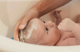 وفاة رضيع نسيه والده في حوض الاستحمام