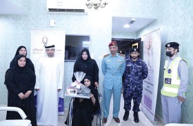 شرطة رأس الخيمة تزور أطفال مرضى السرطان في يوم الطفل الإماراتي 