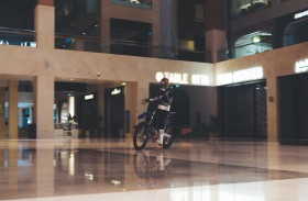 ياس مول يتحول إلى ساحة للعروض البهلوانية قبل انطلاق  سباق جائزة أبوظبي الكبرى لبطولة سوبر كروس للدراجات 