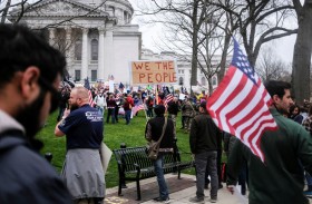 محتجون يطالبون حاكم ويسكونسن الأمريكية بإعادة فتح الولاية 