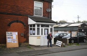 انتخابات محلية في بريطانيا تشكل اختبارا لجونسون