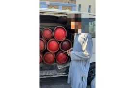 شرطة دبي تضبط حافلة ركاب محملة بأسطوانات غاز 