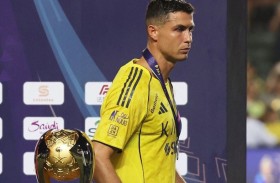 كريستيانو رونالدو يمنح ميداليته الفضية لسيدة غامضة 