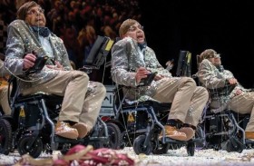 تنكروا في هيئة ستيفن هوكينغ لإنقاذ المرضى