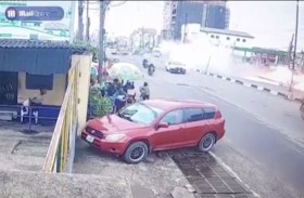 الطائرة سقطت في الشارع والركاب نجوا