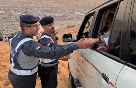 شرطة أبوظبي تعزز وعي زوار مهرجان ليوا الدولي «تل مرعب 2026» ميدانيًا