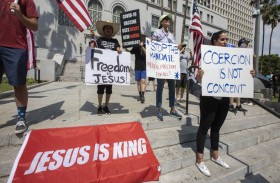 بينما حملة التطعيم آخذة في الانحسار... في الولايات المتحدة، ذريعة الدين للهروب من التطعيم