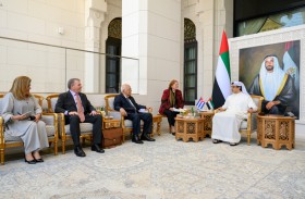 منصور بن زايد يستقبل نائب رئيس الوزراء وزير التجارة الخارجية في كوبا