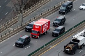 حراسة رئاسية ترافق شاحنات «كيت كات» 