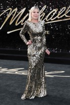 الممثلة الأمريكية توري سبيلينغ لدى حضورها العرض الأول لفيلم «مايكل» في مسرح دولبي في هوليوود. ا ف ب 