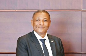 رئيس برلمان جمهورية القمر المتحدة يدين الهجمات الإيرانية.. ويؤكد تضامنه الكامل مع الإمارات