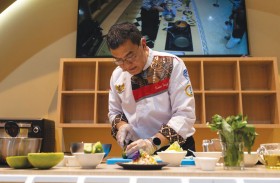 الطاهي الإندونيسي تينكر يضفي لمسته الإبداعية على ركن الطهي في الشارقة الدولي للكتاب 2022