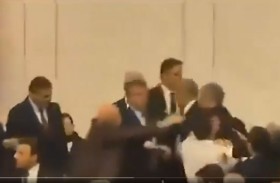 وزير يتسبب بعراك جماعي في البرلمان 