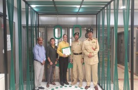 شرطة دبي تكرم مُقيماً عثر على 134 ألف درهم وسلمها لمركز الرفاعة 